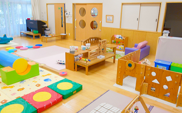 おやつを食べる子ども